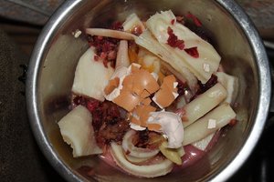 Pansen mit Gemüse (rote Beete, Kohlrabi, Fenchel, Spargel), Öl, Salz, Ei mit Schale.JPG