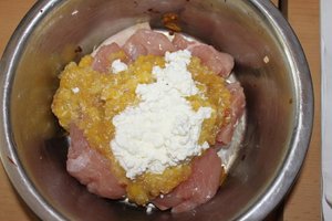 Putenbrust mit Obst (Apfel, Banane, Mango, Melone, Zitrone), Kokosraspeln und Hüttenkä.JPG