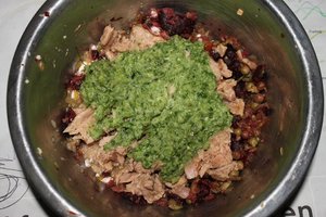 Thunfisch mit Salat (Feldsalat, Petersilie, Schnittlauch, Basilikum), Naturjoghurt, Knoblauch, R.JPG