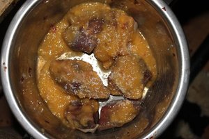 Muskelfleisch (Kalb und Rind) mit Obst (Birne, Mango, Granatapfel, Banane, Zitrone) und Kokosflo.JPG