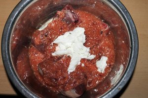 Rind (Muskelfleisch) mit Obst (Banane, Aprikose, Pflaume, Erbeeren, Zitrone, Schuss Apfelsaft) u.JPG