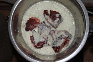 Rind (Muskelfleisch) mit Salat (Chicoree, Petersilie, Schnittlauch, Knoblauch) und Joghurt, 1. M.JPG