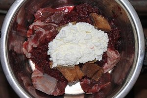 Muskelfleisch (Rind) mit Gemüse (Erbsen, Karotten, Kohlrabi, rote Beete), Öl, Salz, H&.JPG