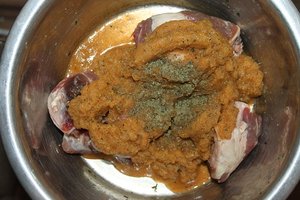 Muskelfleisch (Rind) mit Gemüse (Karotte, Zucchini, Bambus), Öl, Salz und Seealgen f&#.JPG