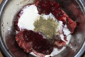 Muskelfleisch (Rind) mit Obst (Zwetschgen, Birne, Banane, Orange, Beerenmix) Naturjoghurt, Seeal.JPG