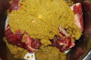 Muskelfleisch mit Gemüse (Brokkoli (gekocht), Apfel, Karotte), Öl, Salz.JPG