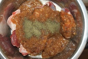 Muskelfleisch Rind mit Obst (Apfel, Birne, Zwetschge, Kiwi, Mango, Kokosraspeln) mit Seealgenpul.JPG