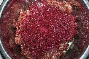 Kaninchenkarkasse mit Obst (Apfel, Granatapfel, Banane, Beerenmix) und Kokosraspeln.JPG